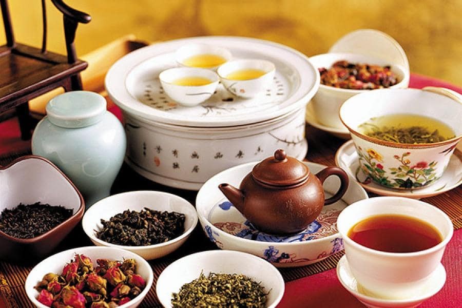 桑拿设施实拍：桑拿炉与配套空间，作为汗蒸类服务示意